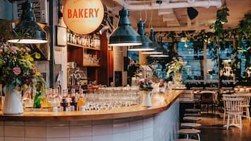Serveert ontbijt, lunch, diner, internationale gerechten