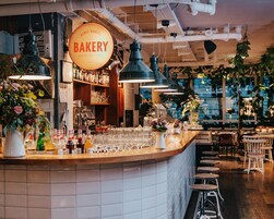 Aperto a colazione, pranzo e cena, cucina internazionale 