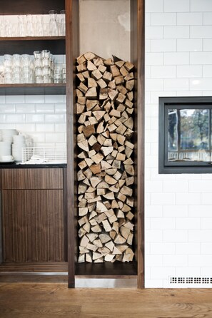 Serveert ontbijt, lunch, diner, internationale gerechten 