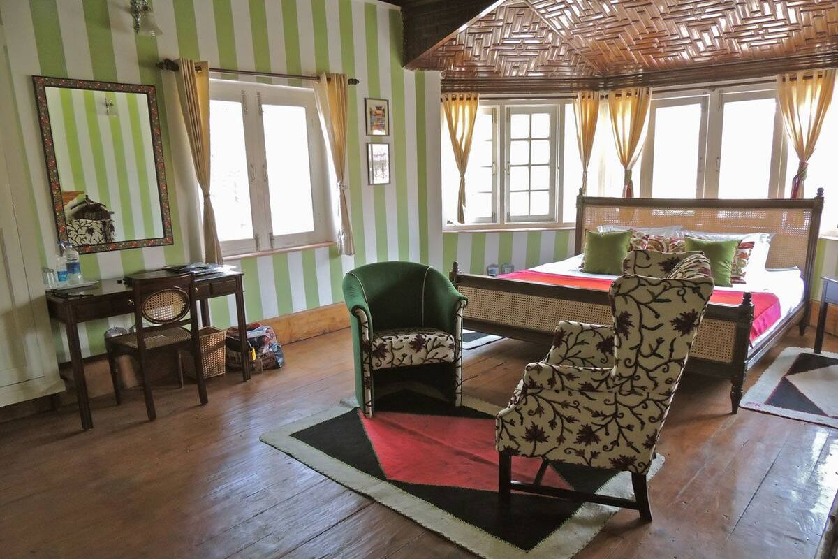 Premium bedding, desk, rollaway beds, free WiFi