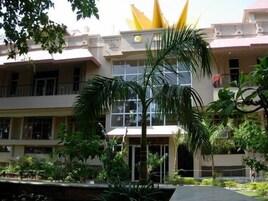 Un edificio de varios pisos con balcones, ventanas amplias y una entrada principal.