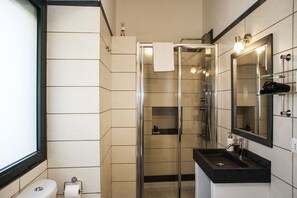 Habitació | Bany | Dutxa, articles de tocador gratuïts, assecador de cabells i tovalloles 