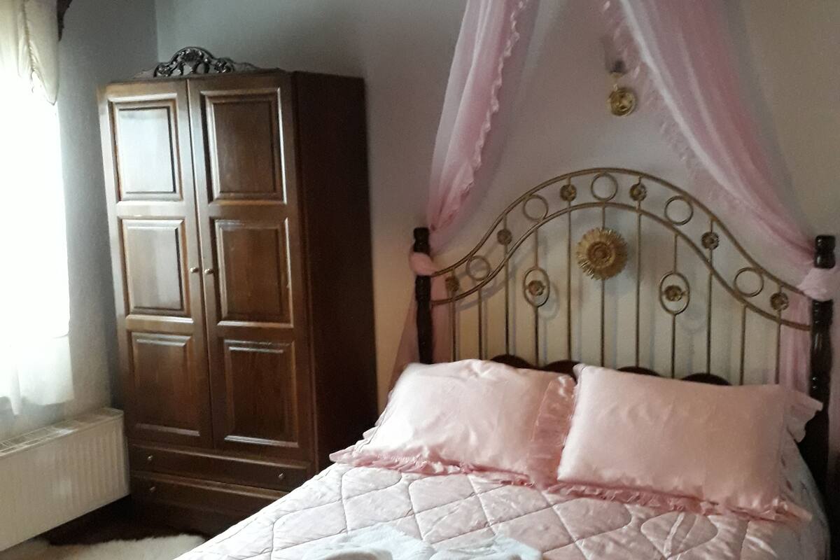 غرفة مزدوجة عادية | ستائر تعتيم وتجهيزات عازلة للصوت وأسرّة أطفال/رضّع (مجانًا)