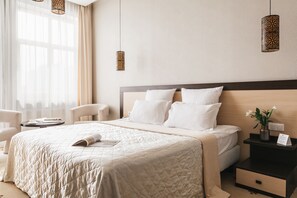 Premium bedding, minibar, in-room safe, individually decorated - Ark Palace Hotel (Odesa)