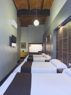 Habitacion Confort - Family Room | 客房內保險箱、免費無線上網、床單