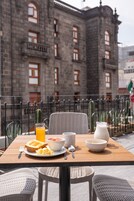 Colazione completa a pagamento, servita tutte le mattine