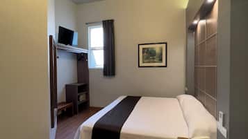 Standard Room, 1 King Bed | In-room safe, iron/ironing board, free WiFi, bed sheets