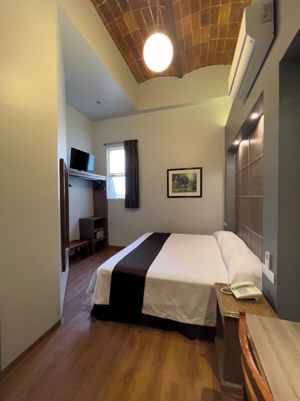 標準客房, 1 張特大雙人床 | 客房內保險箱、免費無線上網、床單