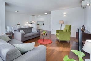 Luksussuite, 3 soverom, terrasse | Oppholdsområde | En 102-centimeters LCD-TV med Parabol-TV samt TV