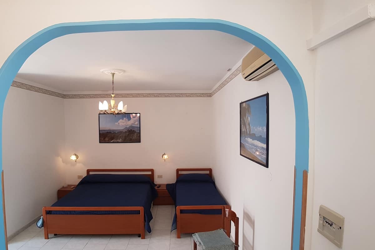 1 camera, biancheria da letto ipoallergenica, una scrivania