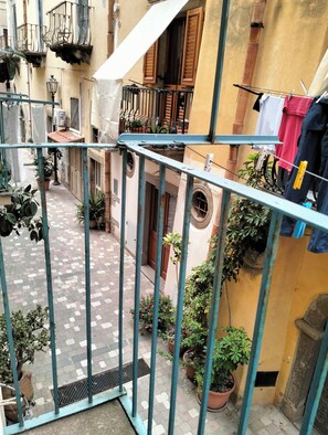 Deluxe dubbelrum - 1 sovrum - balkong | Allergitestade sängkläder, skrivbord och arbetsyta för laptop