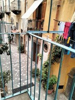 Deluxe Double Room, 1 Bedroom, Balcony | Hypo-allergenic bedding, desk, laptop workspace, soundproofing