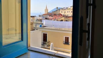Camera panoramica, 1 letto matrimoniale, terrazzo, vista mare | 1 camera, biancheria da letto ipoallergenica, una scrivania