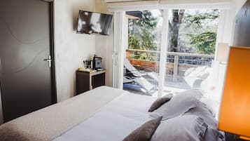 Superior Double Room | Minibar, in-room safe, individually decorated, individually furnished