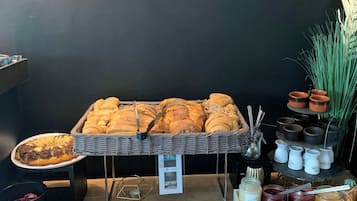Kontinentális reggeli mindennap (fejenként EUR 14 áron)