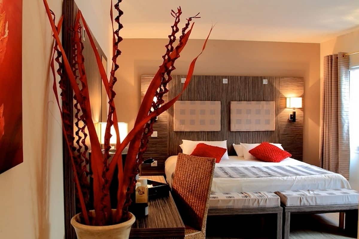 superior double room | minibar, in-room safe, individually decorated, individually furnished