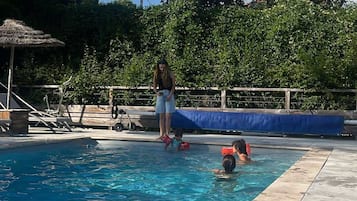 Sæsonbestemt udendørs pool, parasoller, liggestole