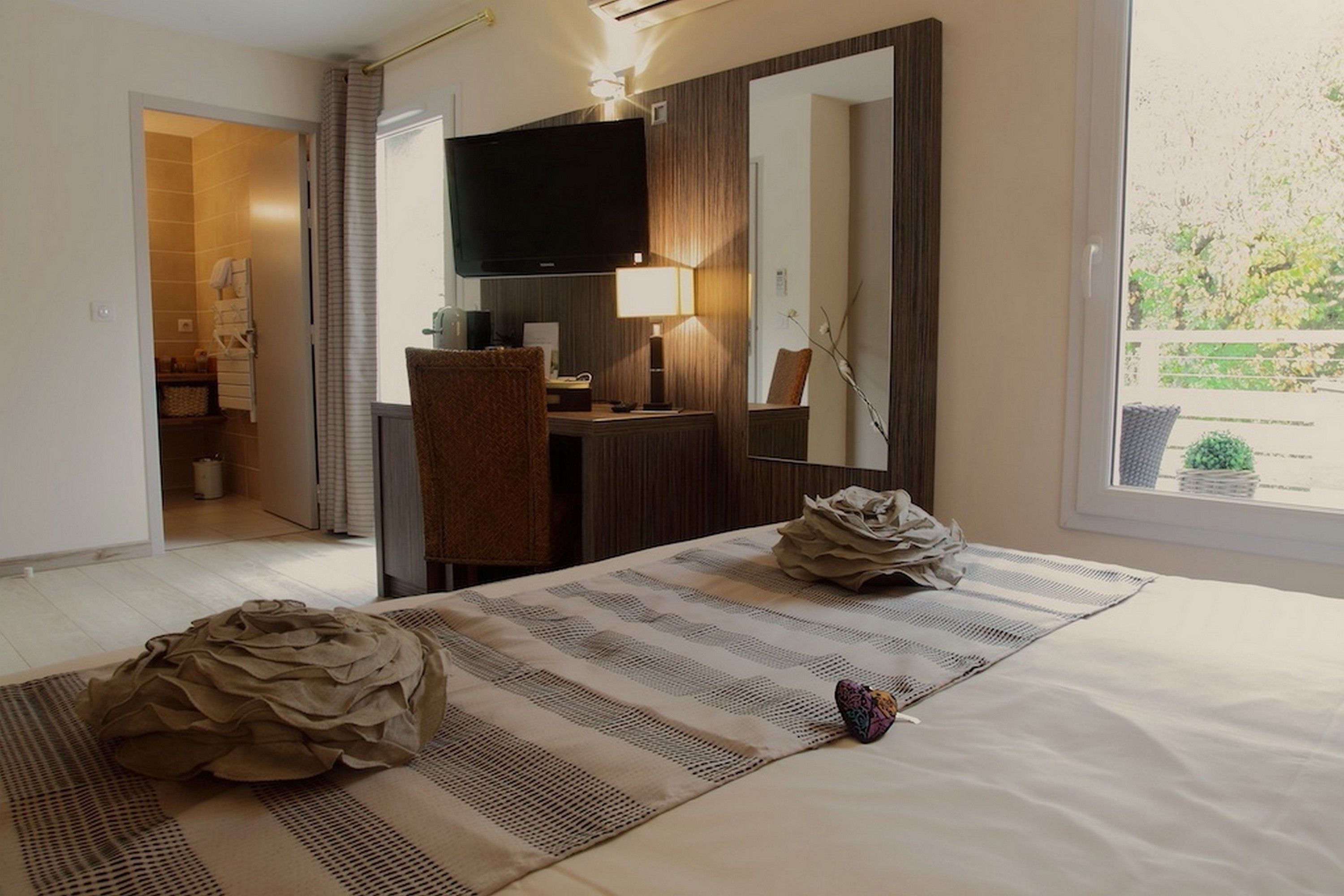 superior double room | minibar, in-room safe, individually decorated, individually furnished