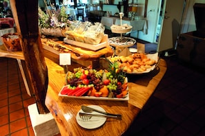 Free daily buffet breakfast - Benniksgaard Bed & Breakfast (Grasten)