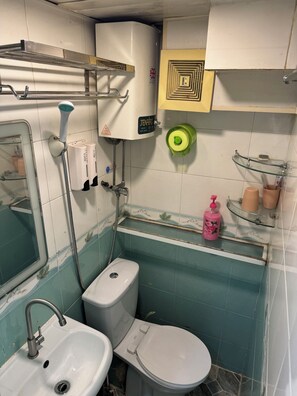 Vierbettzimmer | Badezimmer | Dusche, kostenlose Toilettenartikel, Haartrockner, Hausschuhe