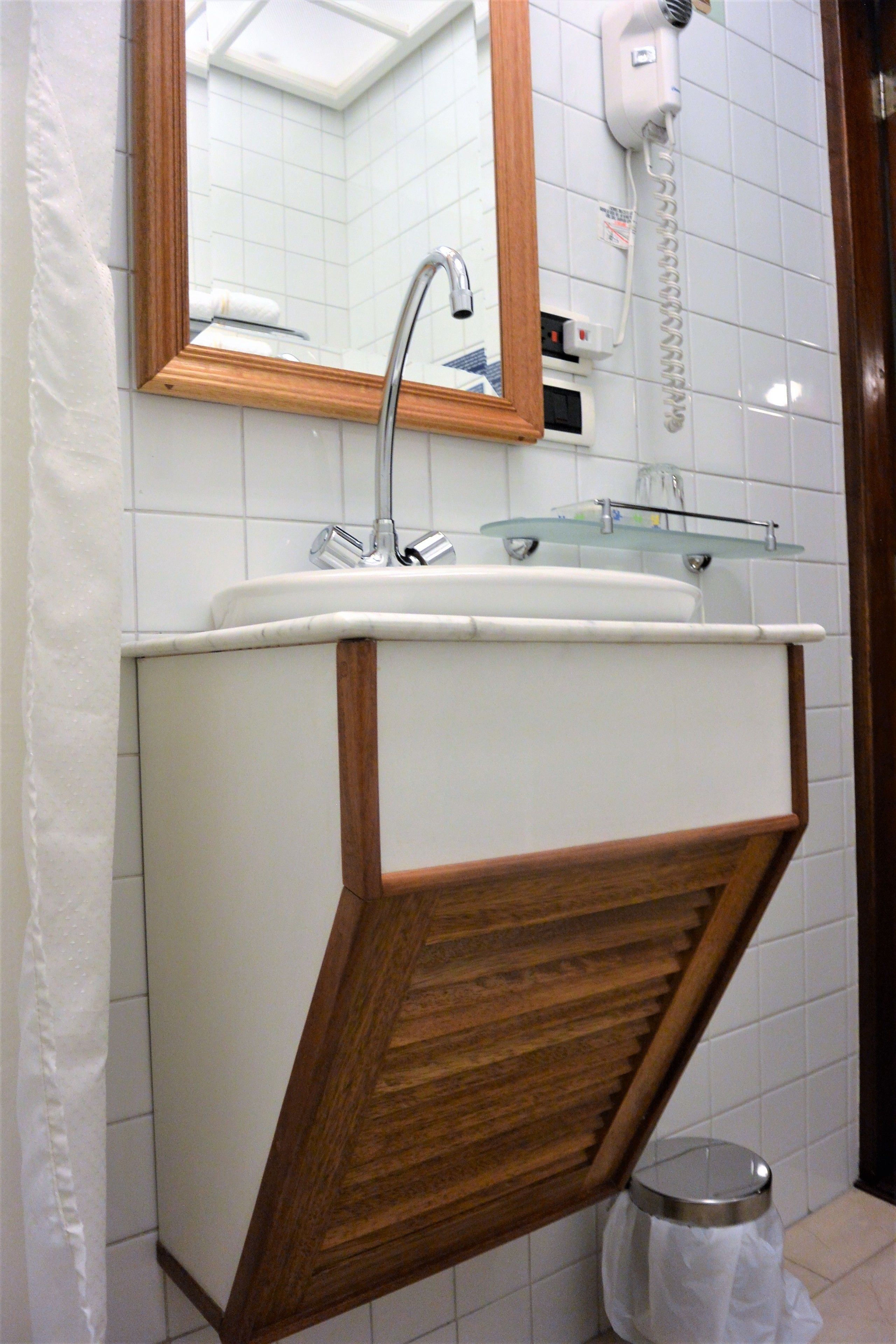 triple room | bathroom sink