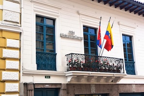 Vista frontal de la propiedad