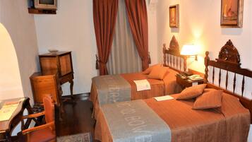 Minibar, caja de seguridad en la habitación y escritorio