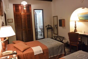 Deluxe Twin Room | Minibar, in-room safe, desk, blackout drapes - Hotel El Relicario del Carmen (Quito)