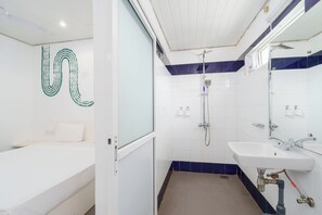 Basic Double Room | Bathroom | Free toiletries, towels - Hotel J Negombo (Negombo)