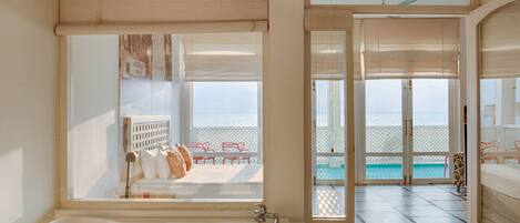 Suite with Sea View | Bathroom | Free toiletries, towels