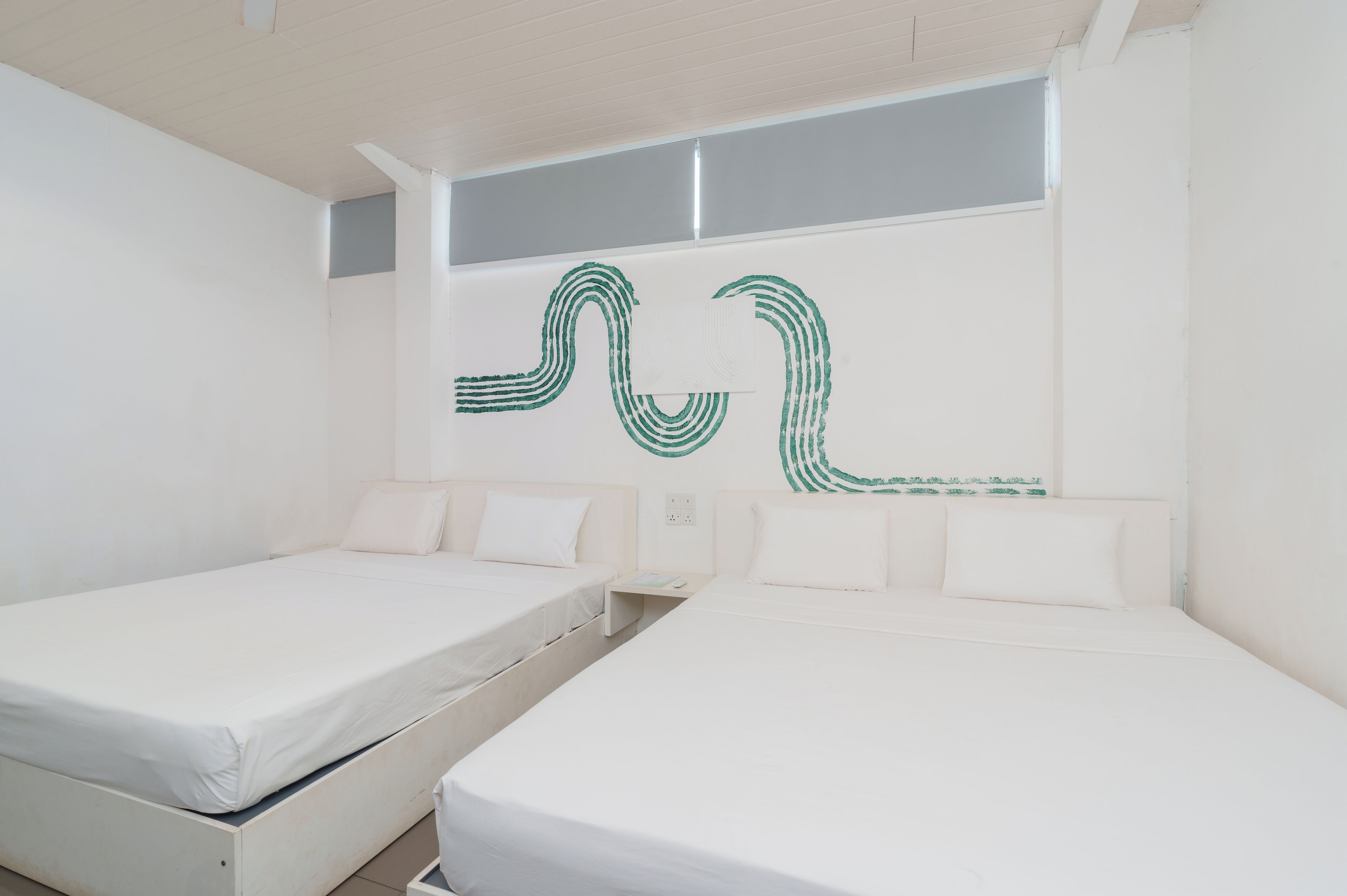 Quarto quádruplo básico | Escrivaninha, Wi-Fi de cortesia, roupa de cama