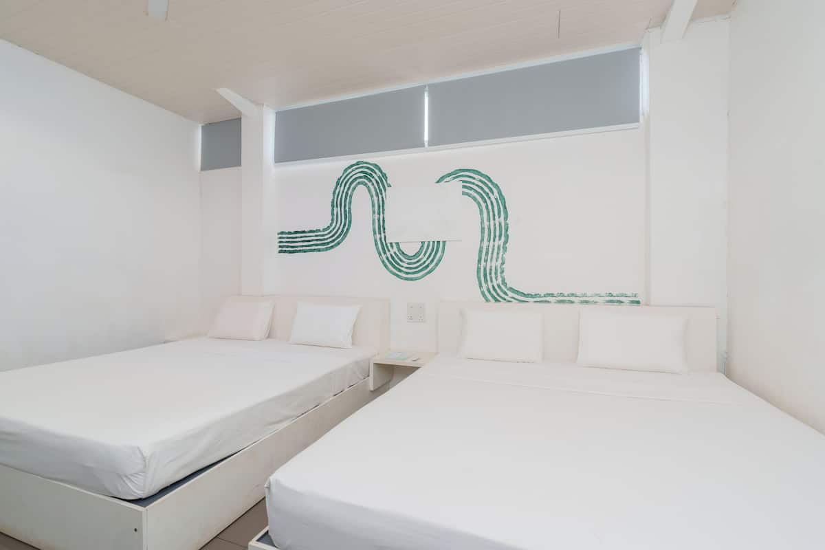 Escritorio, wifi gratis y ropa de cama