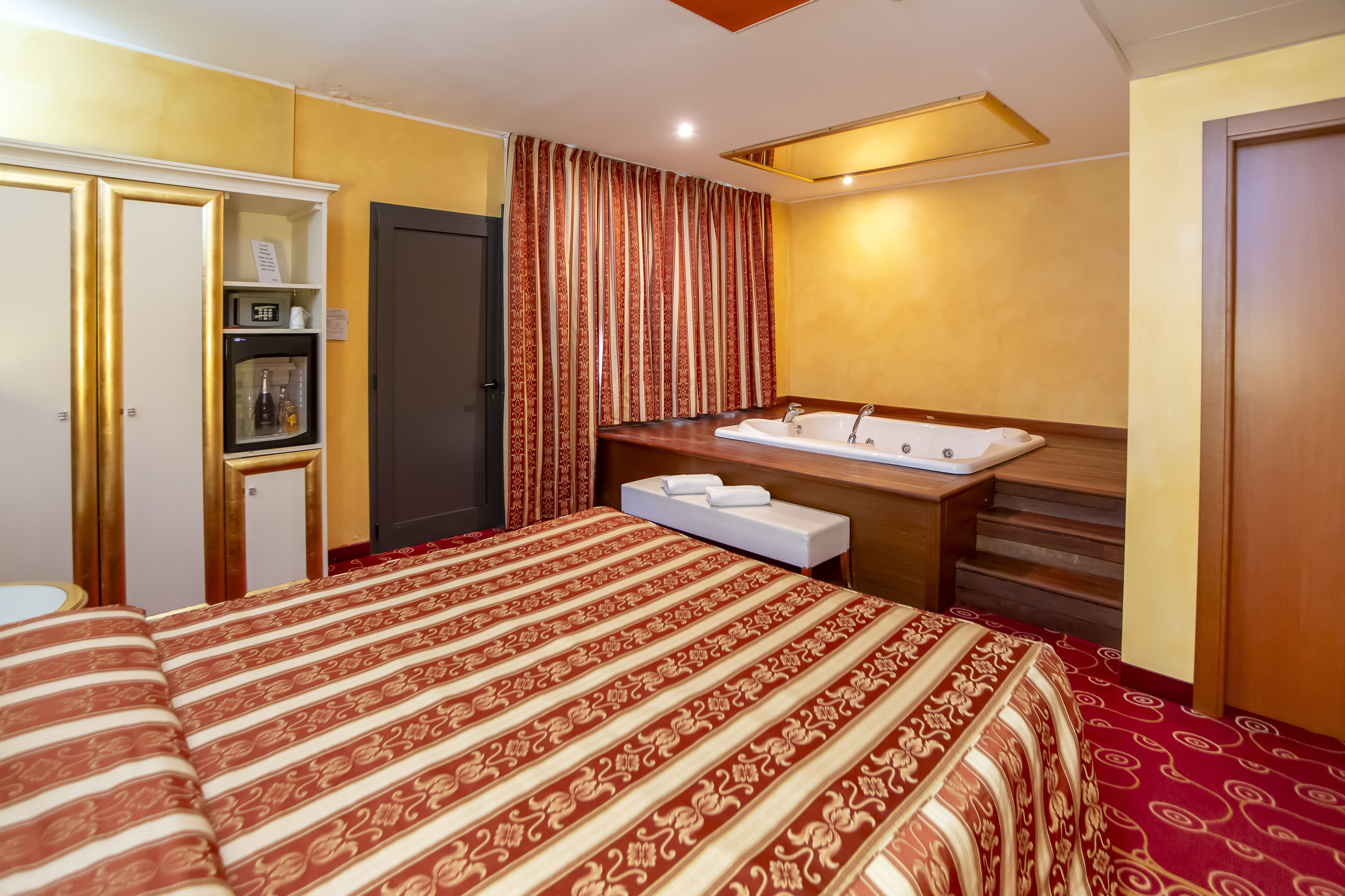 suite | premium bedding, minibar, in-room safe, desk