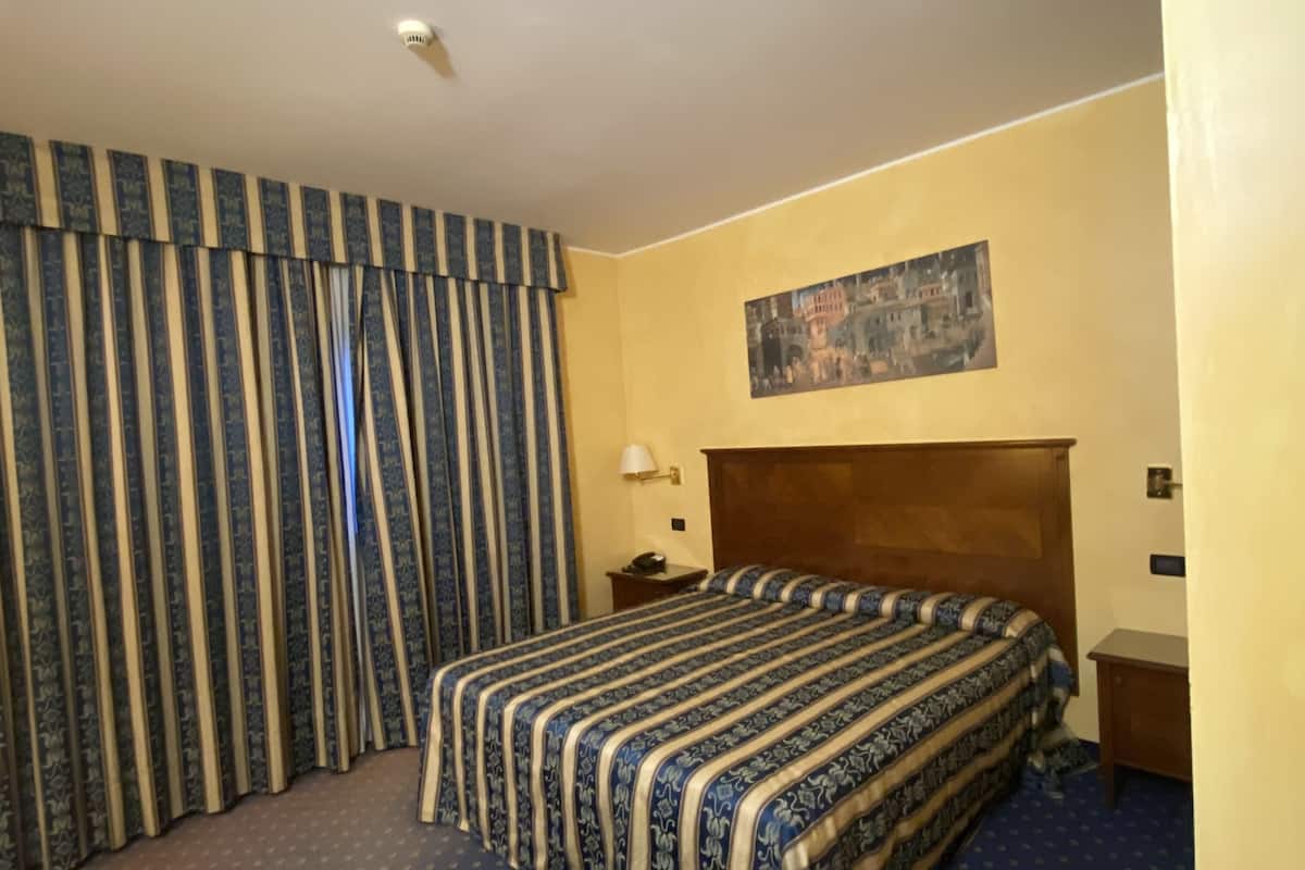 Eenpersoonskamer | Luxe beddengoed, een minibar, een kluis op de kamer, een bureau