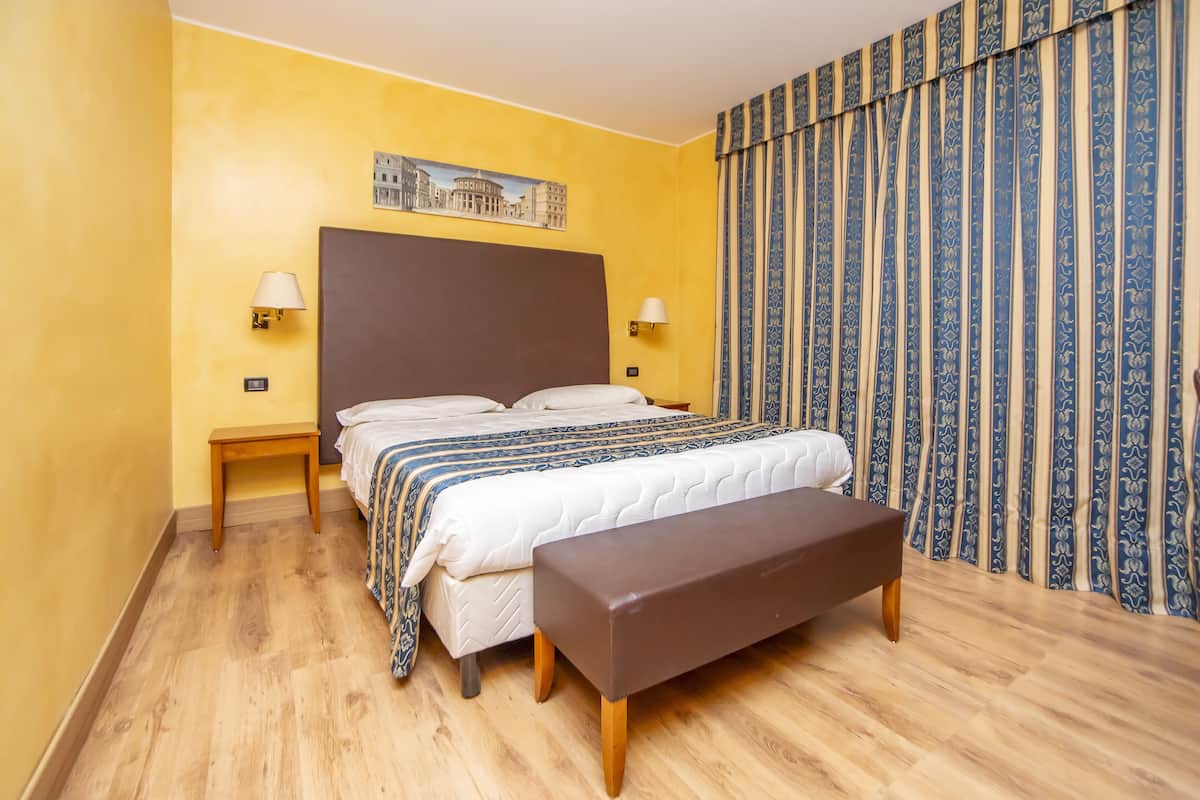 Luxe beddengoed, een minibar, een kluis op de kamer, een bureau