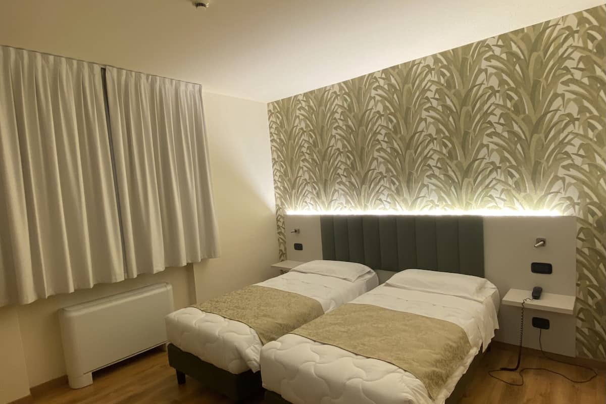 Twin kamer | Luxe beddengoed, een minibar, een kluis op de kamer, een bureau