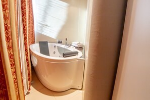 Suite | Private spa tub