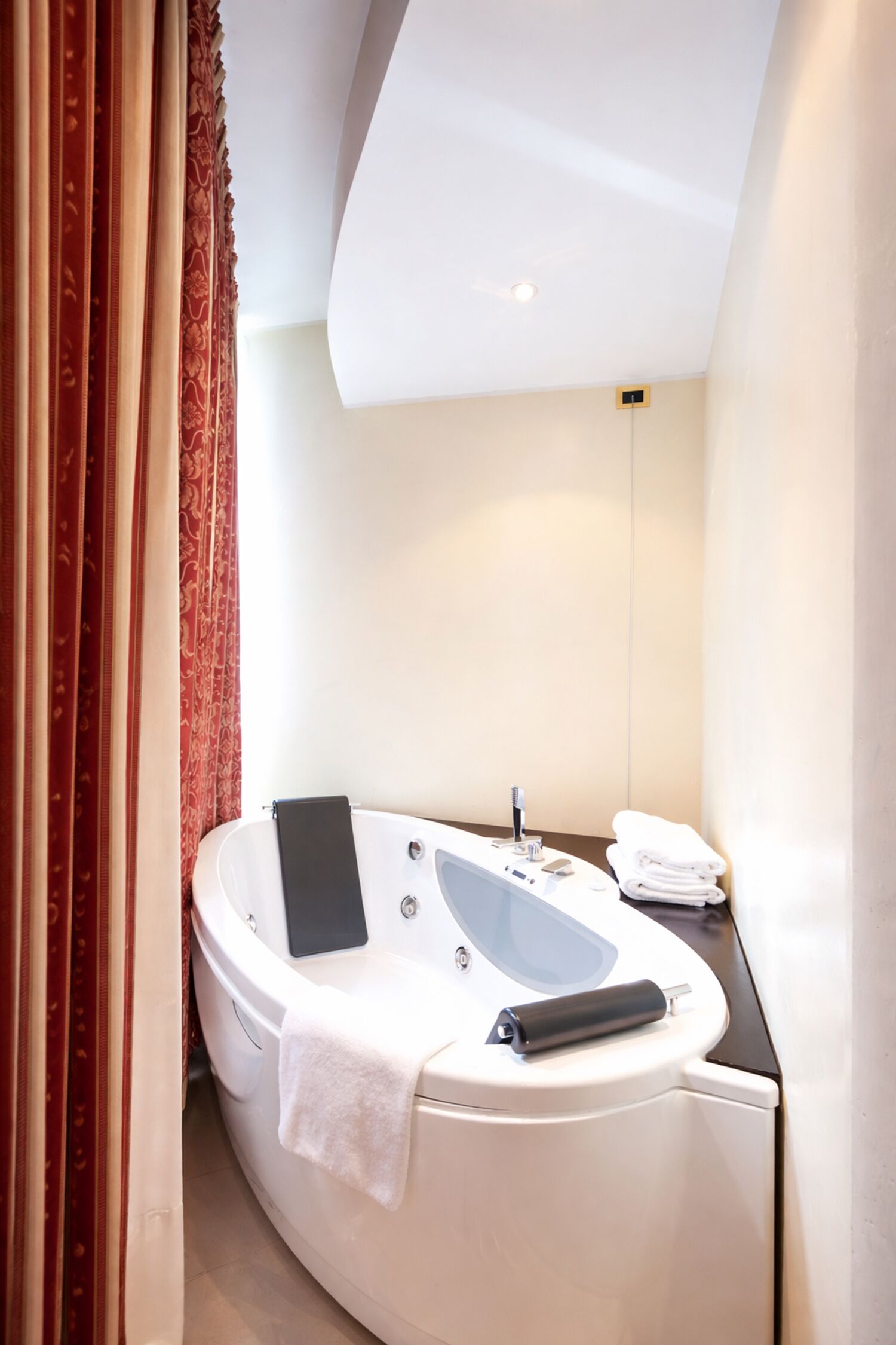 Deluxe Room | Bathroom