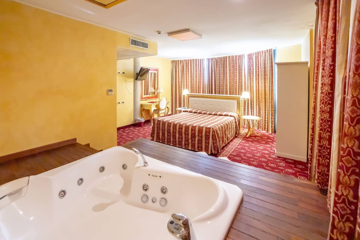 Suite | Luxe beddengoed, een minibar, een kluis op de kamer, een bureau