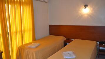 Minibar, escritorio y espacio para trabajar con laptop