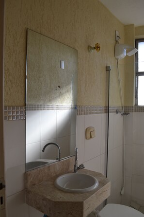 Shower, hair dryer, towels - Hotel Scala (Porto Alegre)
