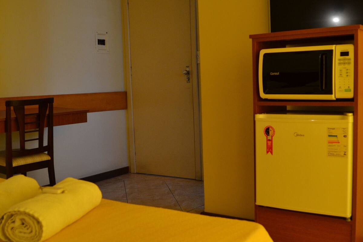 Einzelzimmer | Minibar, Schreibtisch, laptopgeeigneter Arbeitsplatz