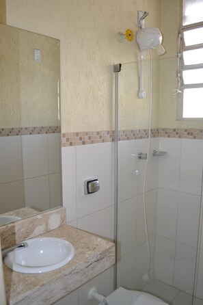 Shower, hair dryer, towels - Hotel Scala (Porto Alegre)