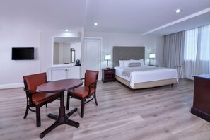 Rom – junior | Safe på rommet, skrivebord, skrivebord for bærbar PC og lydisolert