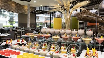 Se ofrece un desayuno bufé todos los días (por un coste adicional)