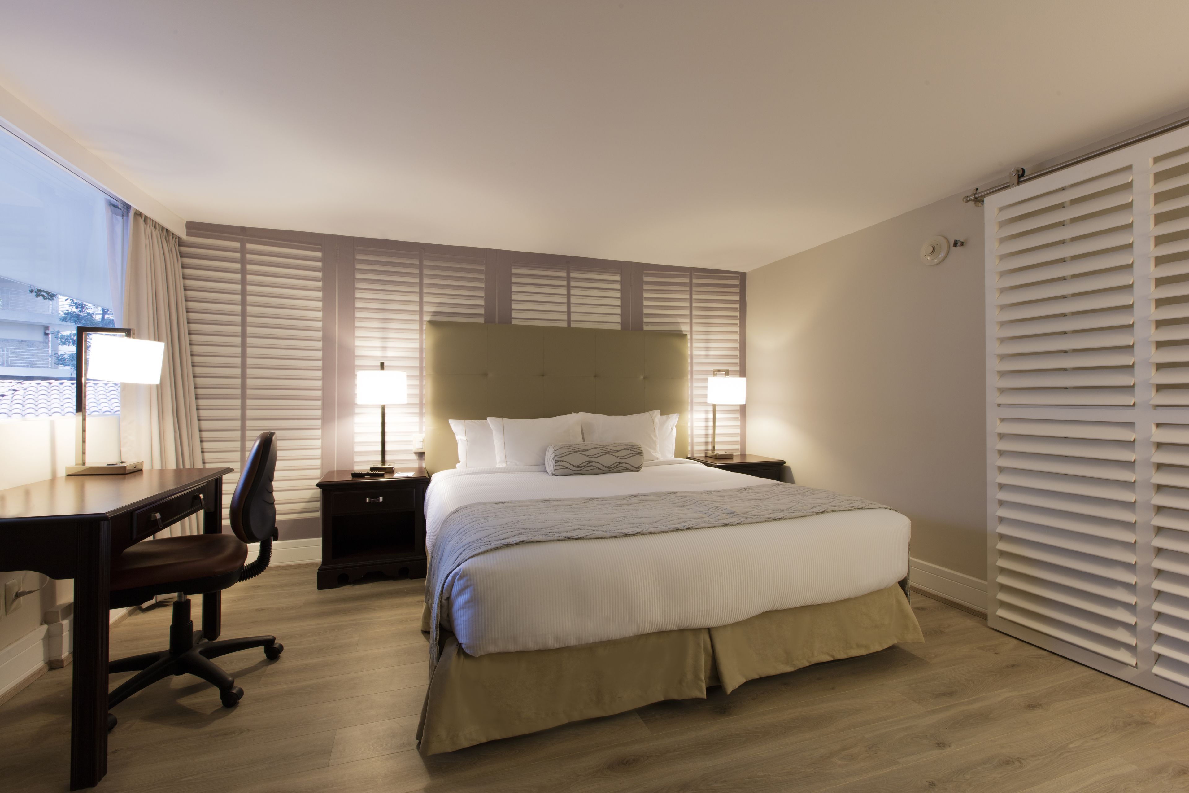 standard room, 1 king bed | in-room safe, desk, laptop workspace, soundproofing