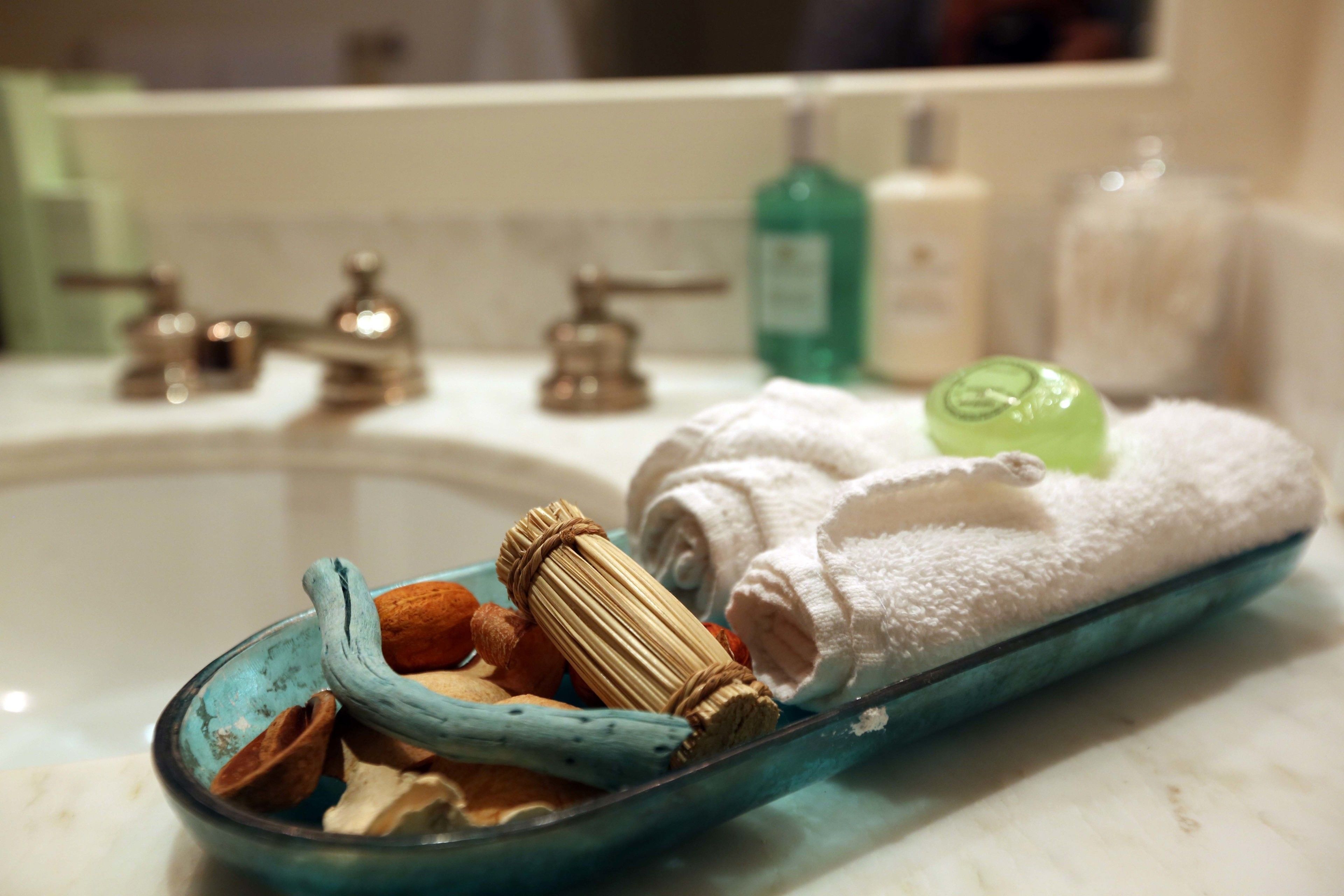 combined shower/bathtub, designer toiletries, hair dryer, towels