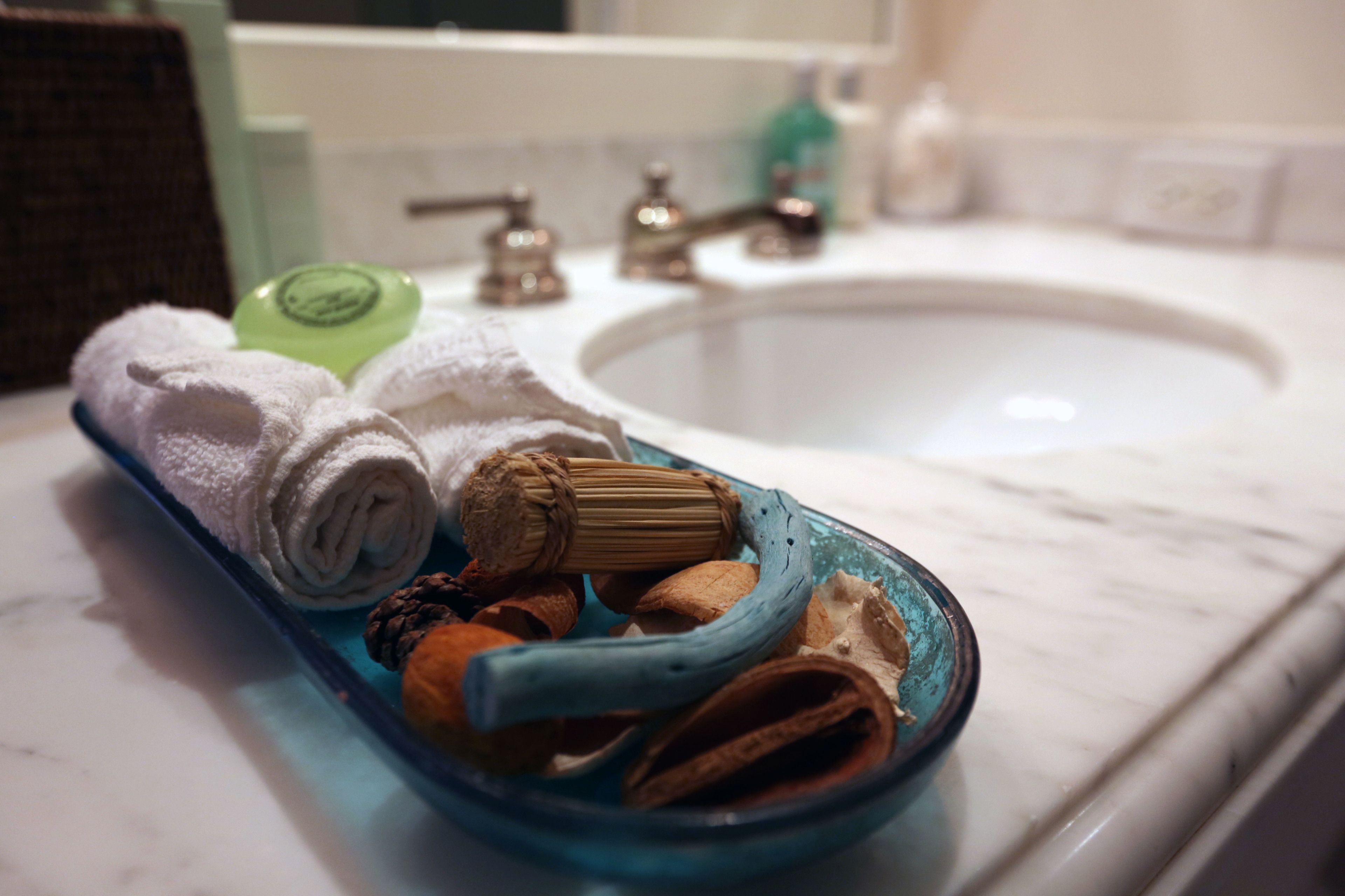 combined shower/bathtub, designer toiletries, hair dryer, towels