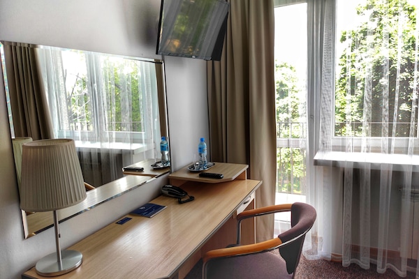 Escritorio, tabla de planchar con plancha, wifi gratis y ropa de cama