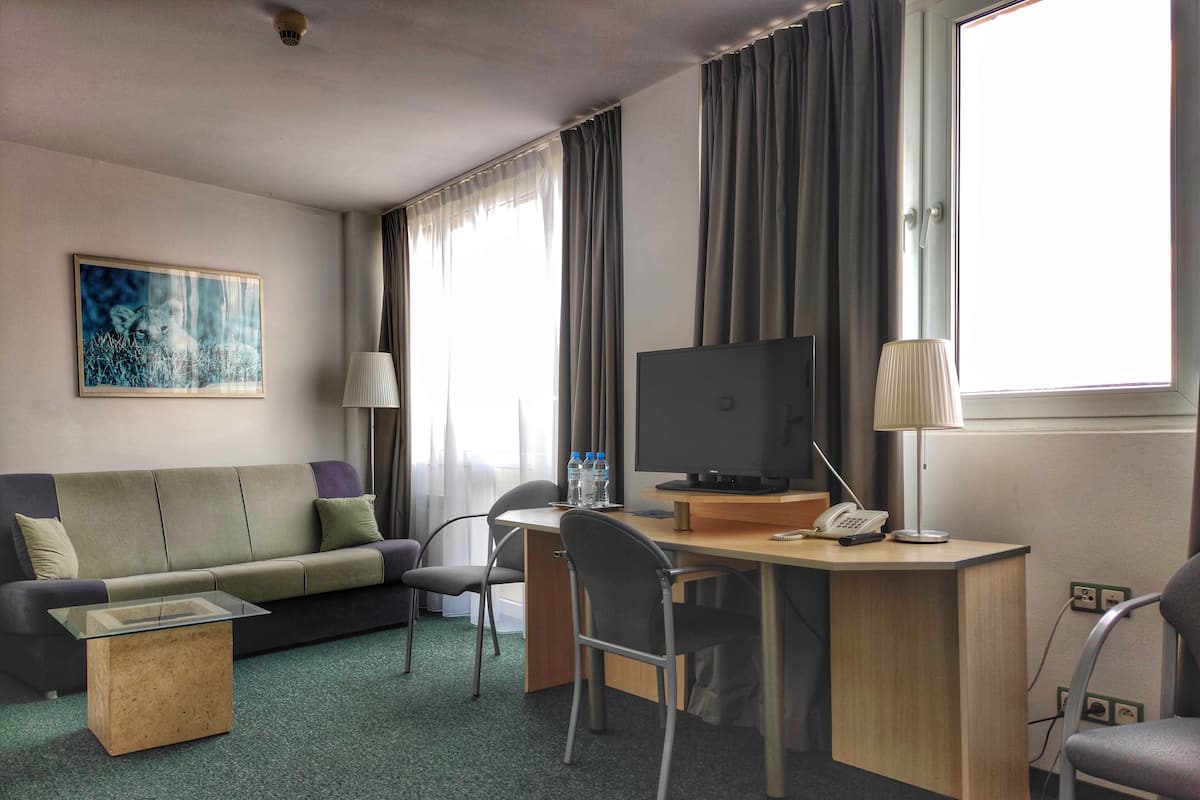 Chambre Triple Standard | 1 chambre, bureau, fer et planche à repasser, Wi-Fi gratuit